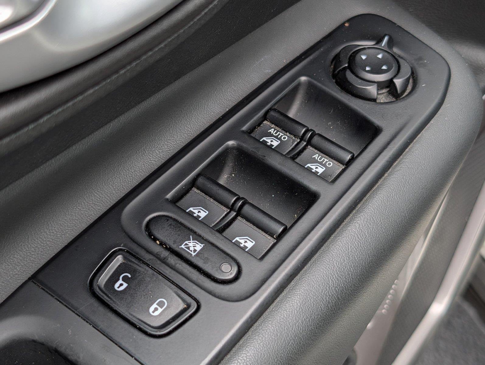 Used 2023 Alpine White Clearcoat Jeep Latitude image 15