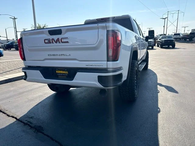 Used 2022 White GMC Denali image 4