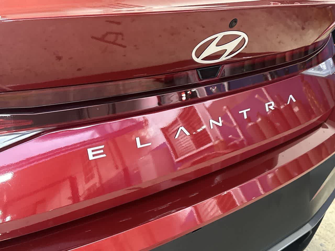 2025 Hyundai Elantra SE - Photo 10