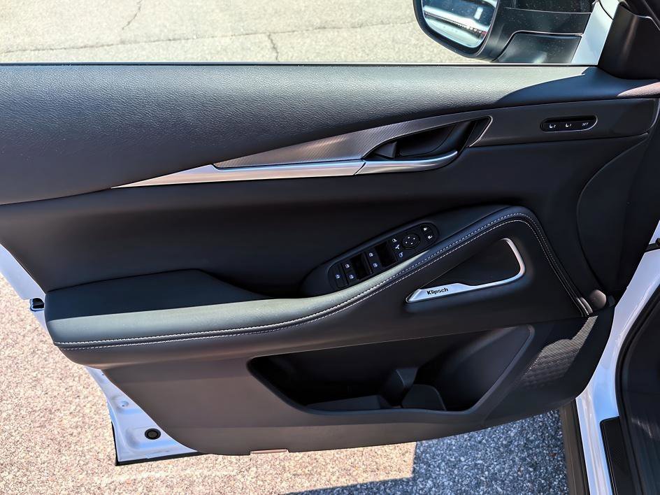 New 2027 2T RAD WHT INFINITI SPORT image 9