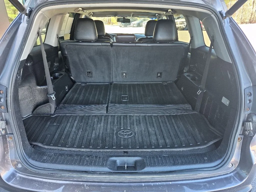 Used 2016 Gray Toyota XLE V6 image 8