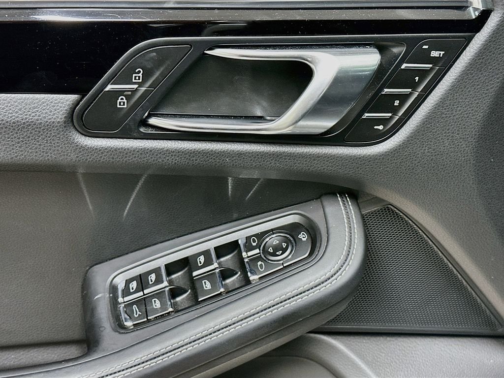 Used 2025  Porsche  image 19