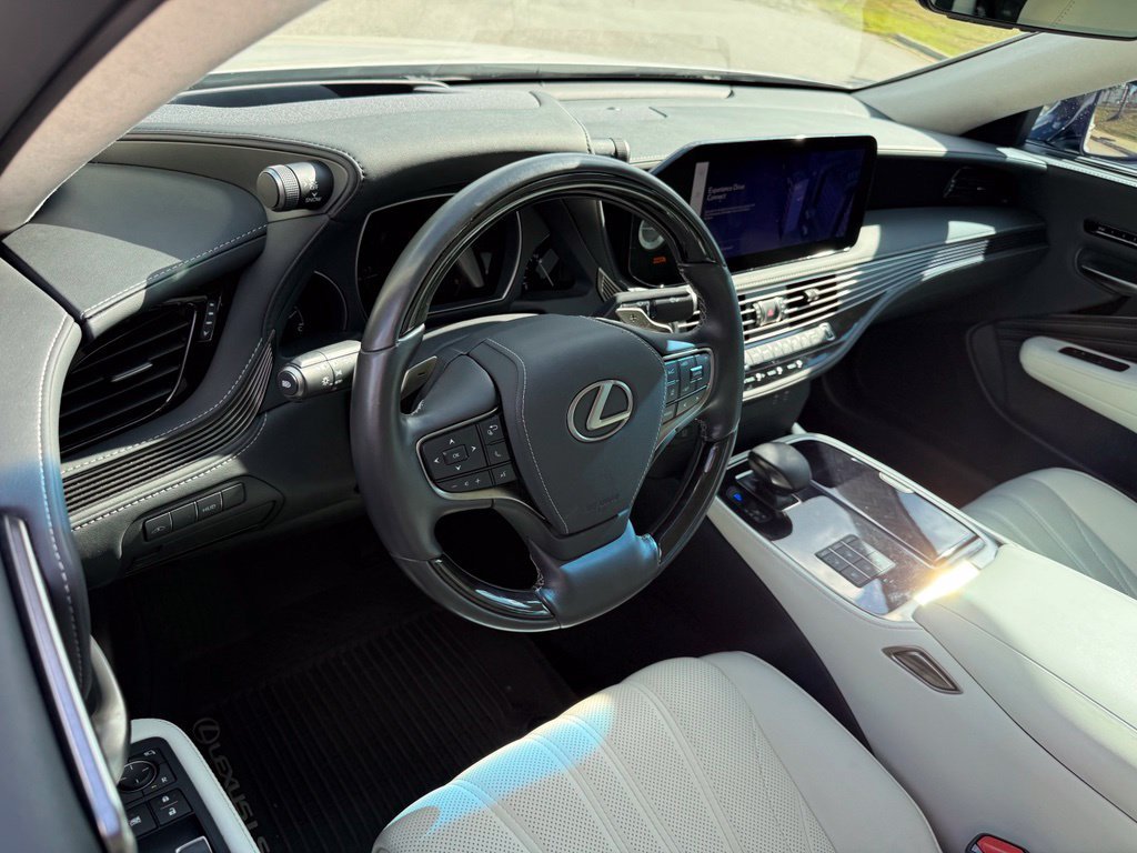 Used 2023 White Lexus 500 image 3