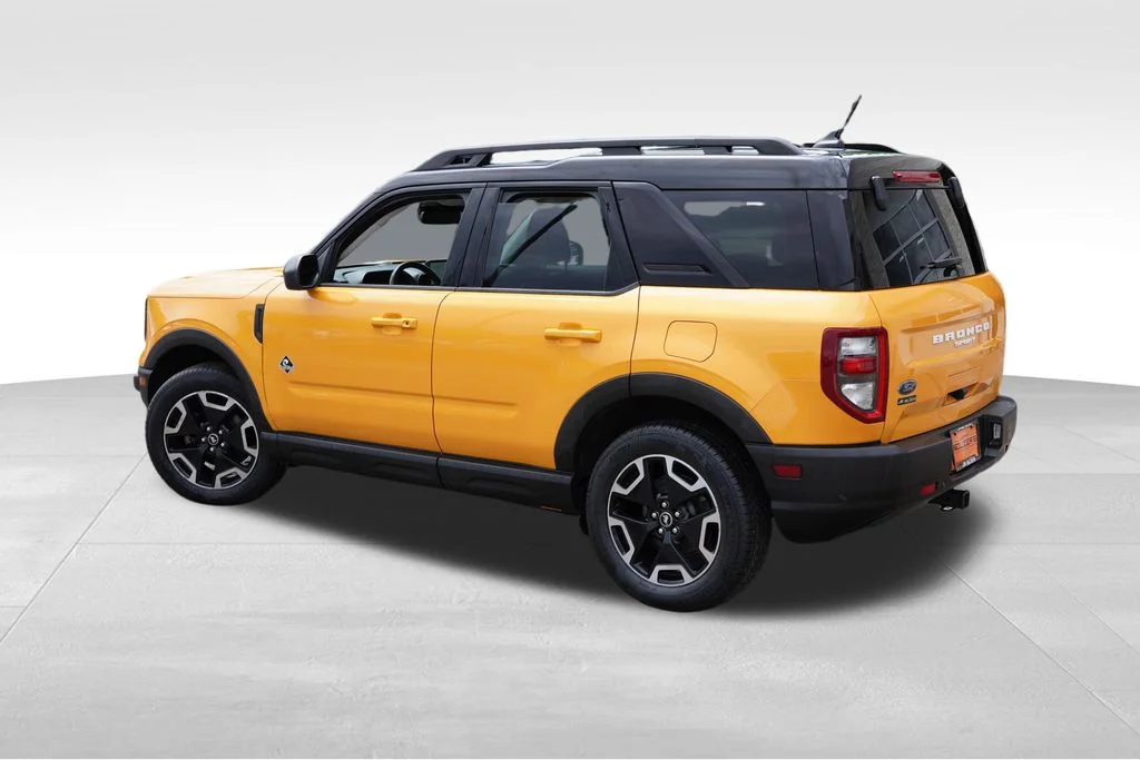 Used 2022 Cyber Orange Metallic Tricoat Ford Outer Banks image 8
