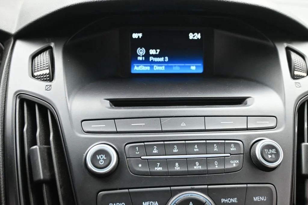 Used 2015 Red Ford SE image 19
