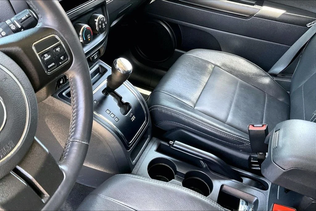 Used 2015 Gray Jeep Latitude image 13