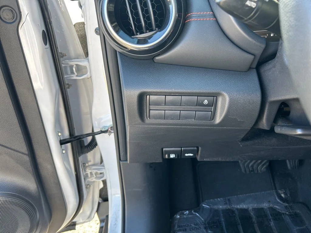 Used 2023 White Nissan SR image 19