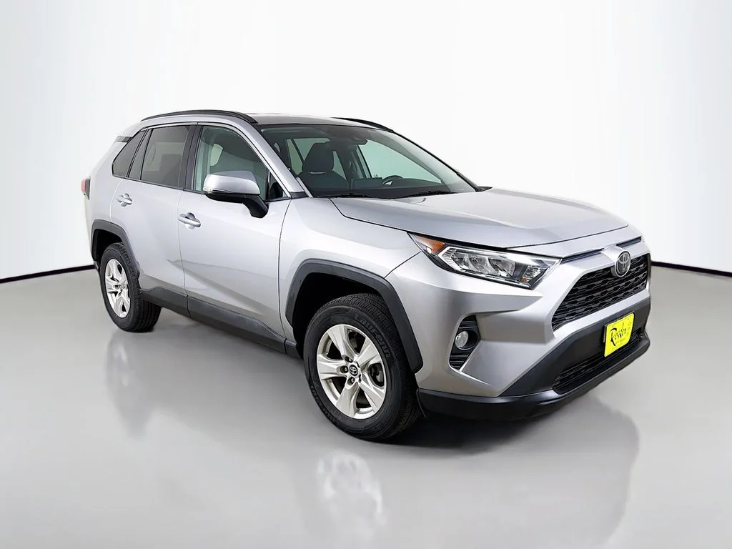 Used 2021 Silver Toyota XLE image 4