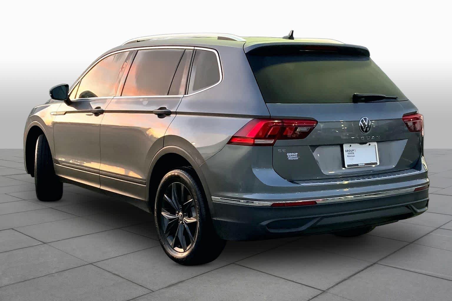 Used 2024 Platinum Gray Metallic Volkswagen SE image 12