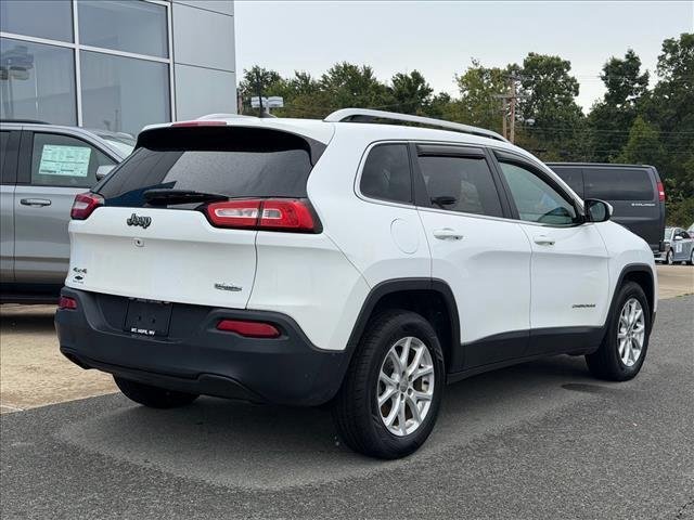 Used 2018 Bright White Clearcoat Jeep Latitude image 4