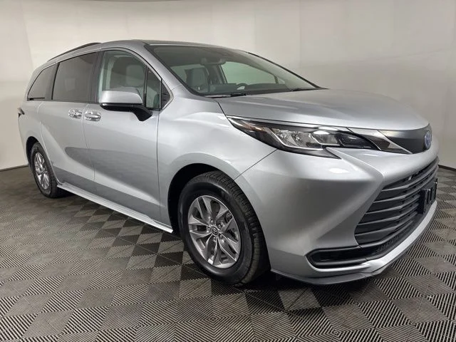 2022 Toyota Sienna LE 8-Passenger Hybrid AWD's photo