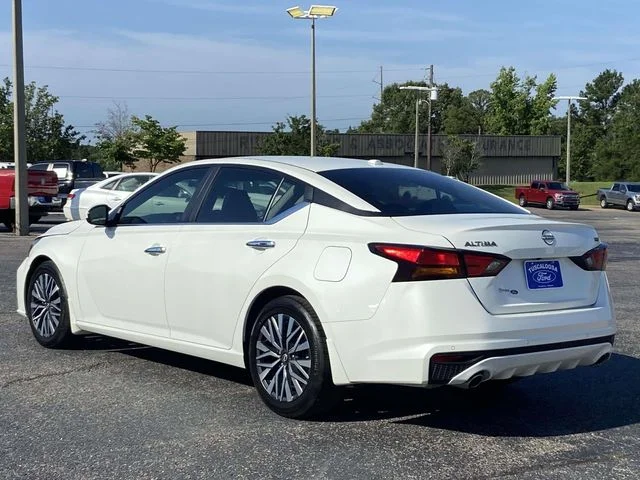 Used 2024 White Nissan 2.5 SV image 4