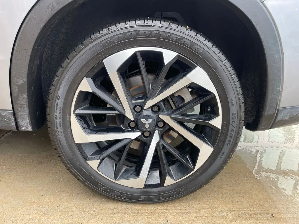 Used 2022 Gray Mitsubishi SE image 17
