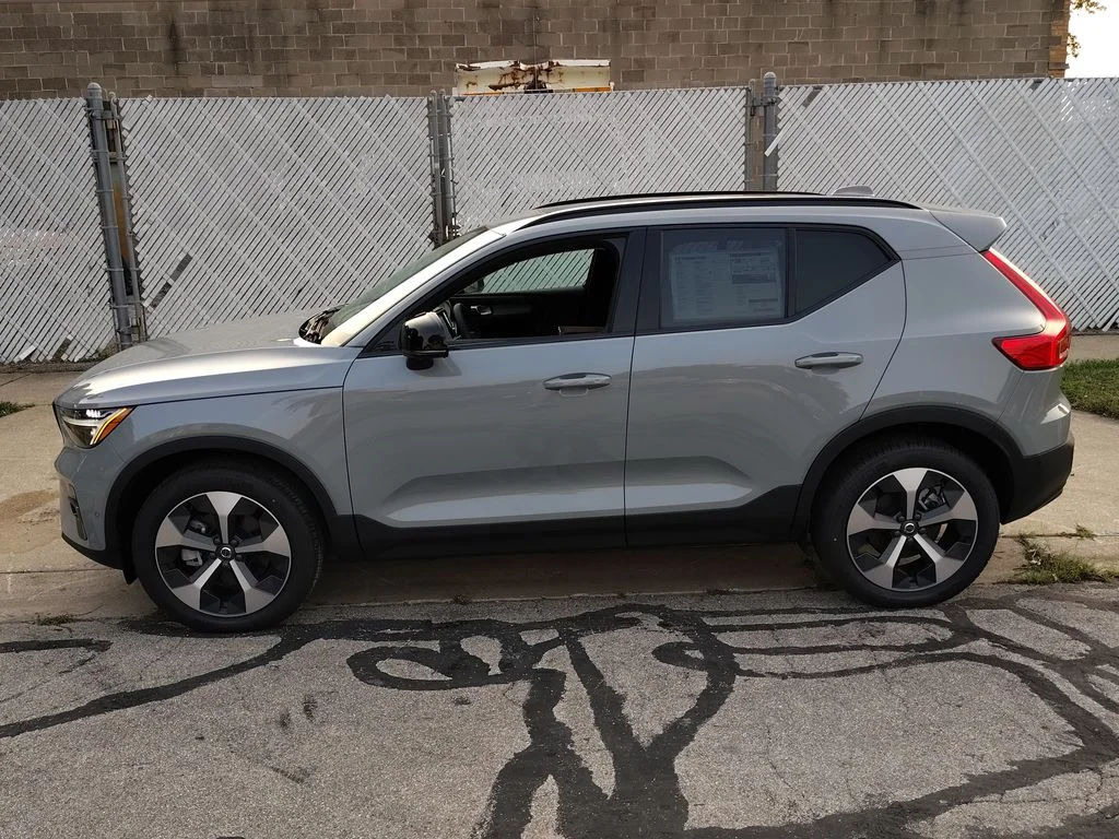 2026 Volvo XC40 Plus - Photo 7
