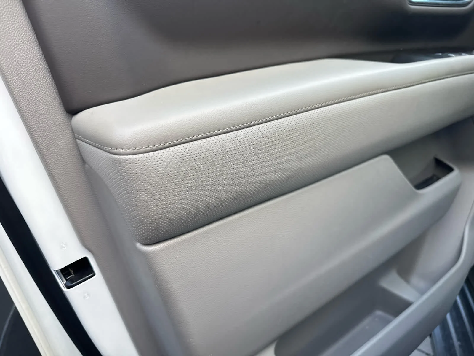 Used 2021 White Frost Tricoat GMC SLT image 8