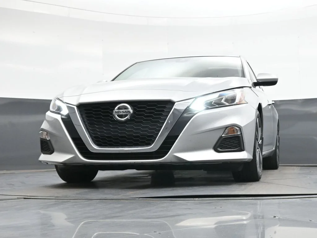 Used 2022 Silver Nissan 2.5 SV image 46