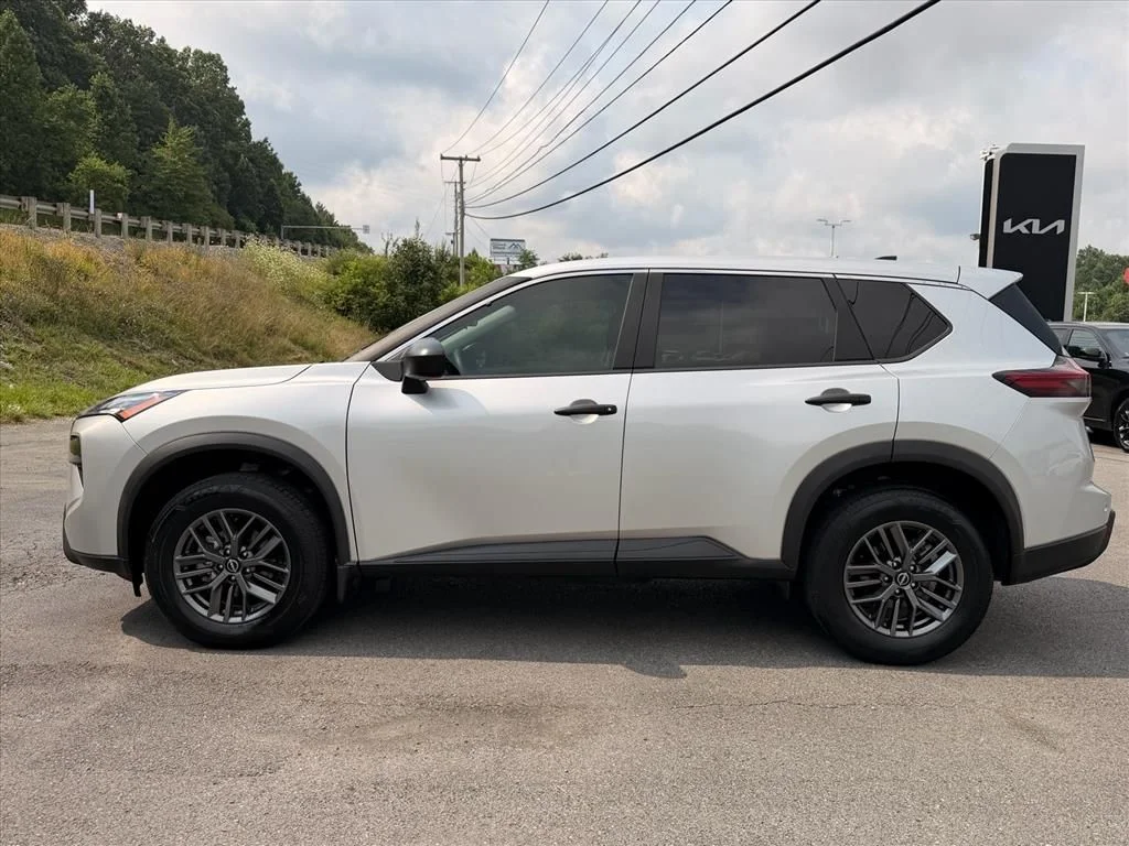 Used 2025 Silver Nissan S image 4