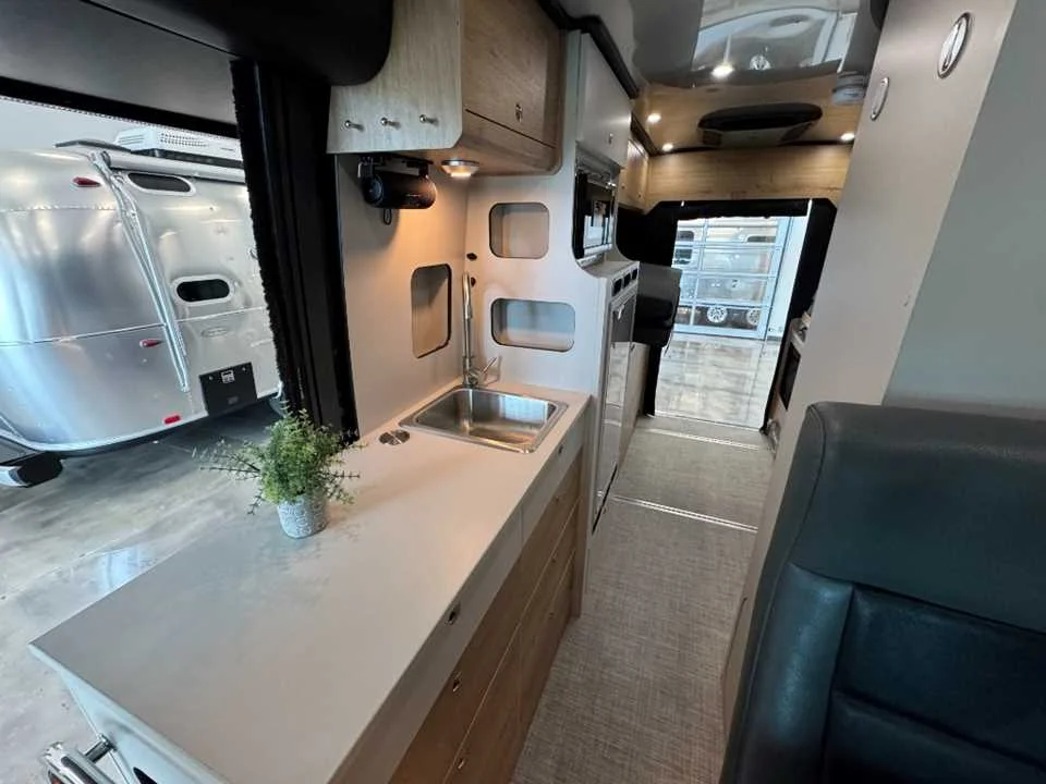 New 2027 BRIGHT SILVER METALLIC AIRSTREAM  image 15