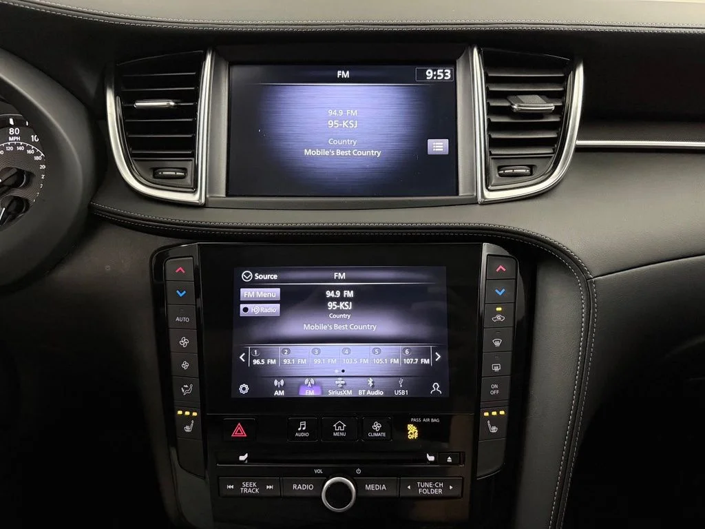 Used 2023 Gray INFINITI LUXE image 17