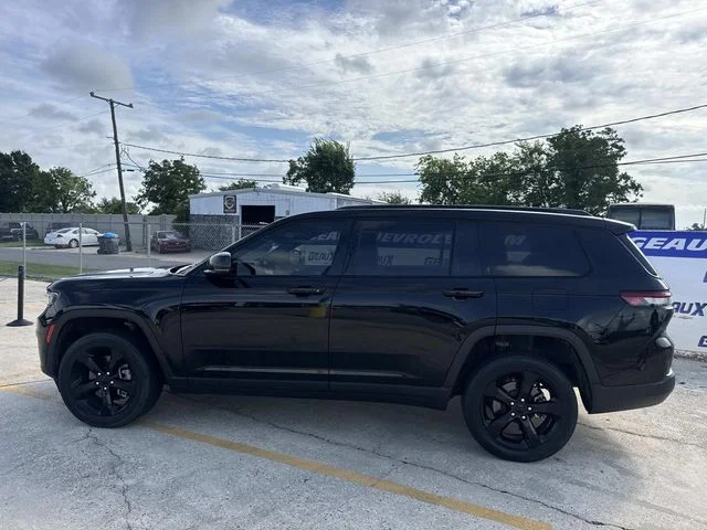 Used 2023 Black Jeep Altitude image 13