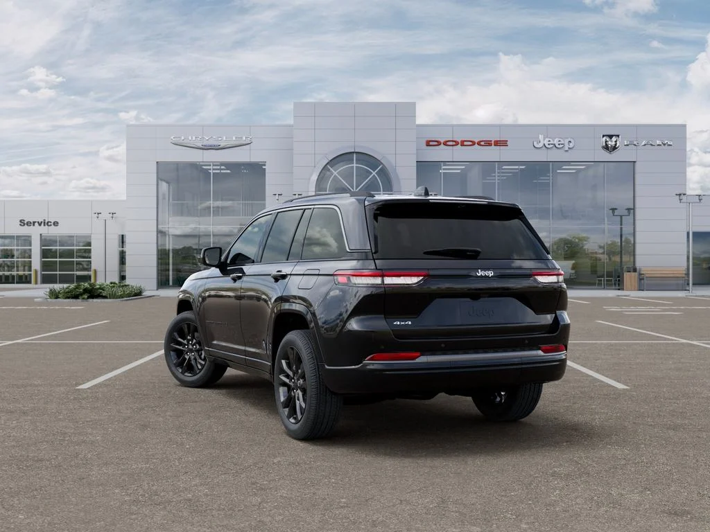 New 2026 Diamond Black Crystal Pearl-Coat Exterior Paint Jeep Limited Reserve image 3