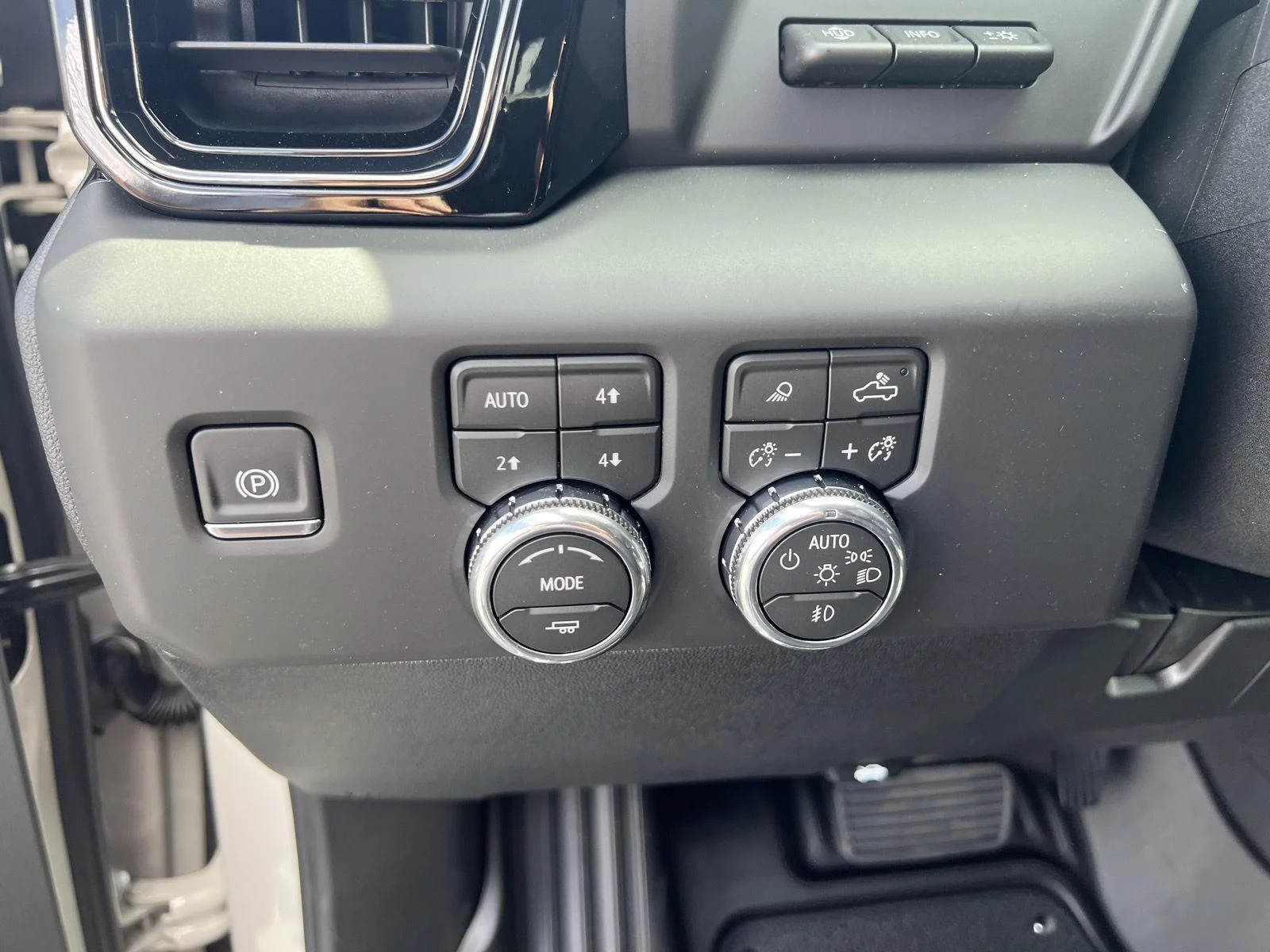 2026 GMC Sierra 3500HD AT4 - Photo 18