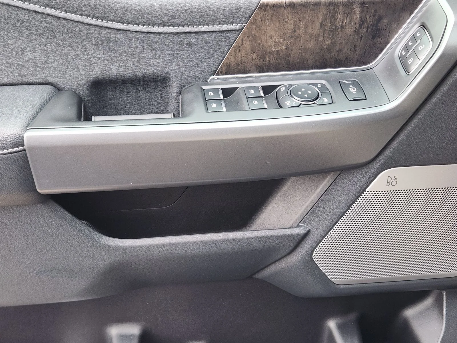New 2026 Glacier Gray Metallic Tri-Coat Ford F-250® Lariat® image 17