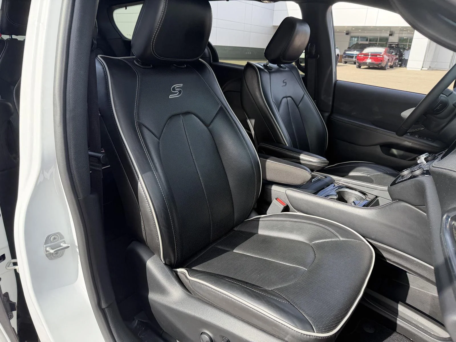 Used 2025 Bright White Clearcoat Chrysler Limited image 21