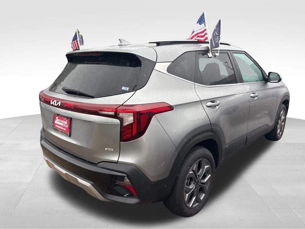 2024 Kia Seltos S photo 3