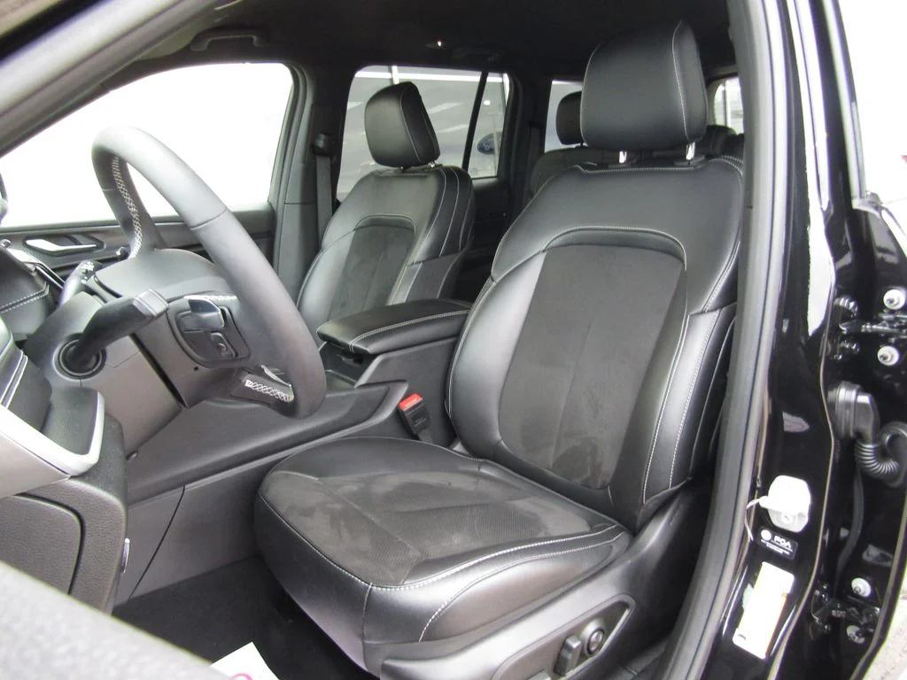 Used 2025 Diamond Black Jeep Altitude image 19