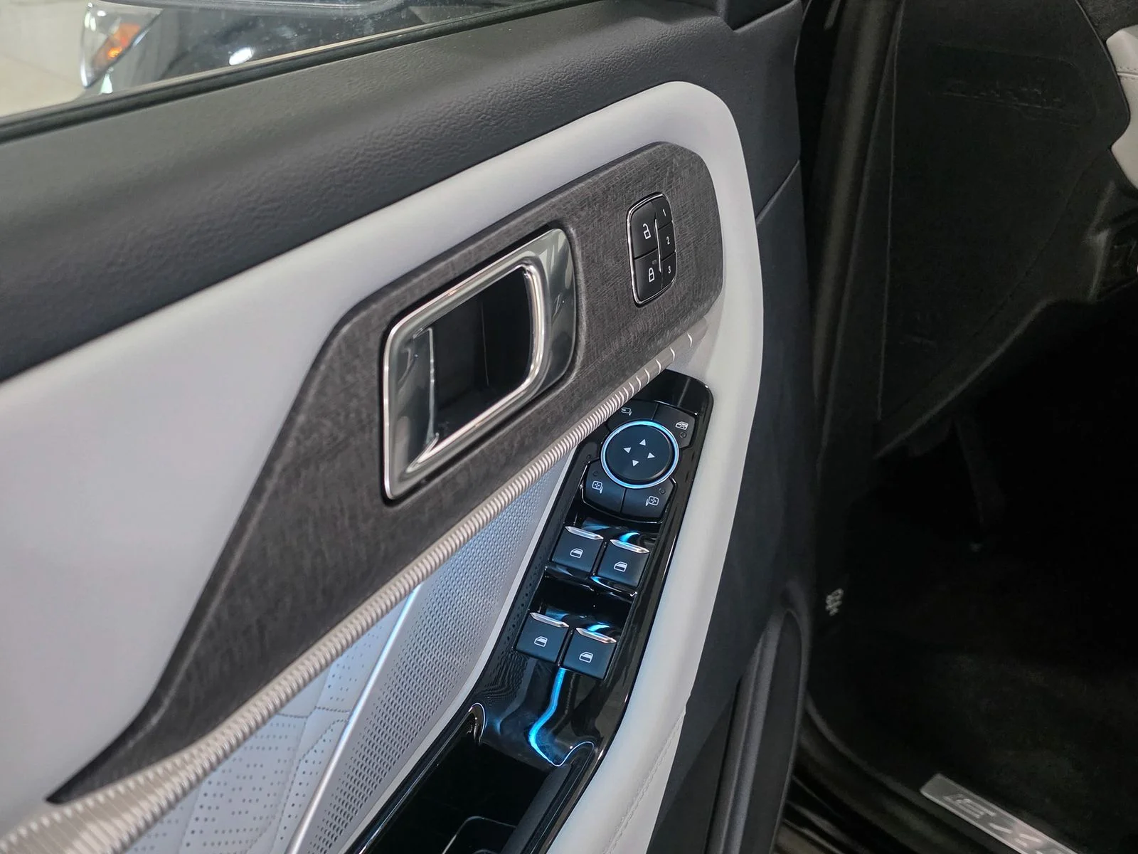 New 2026 Agate Black Metallic Ford Platinum™ image 19