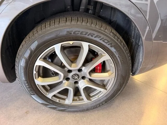 Used 2021 Gray Maserati Base image 9