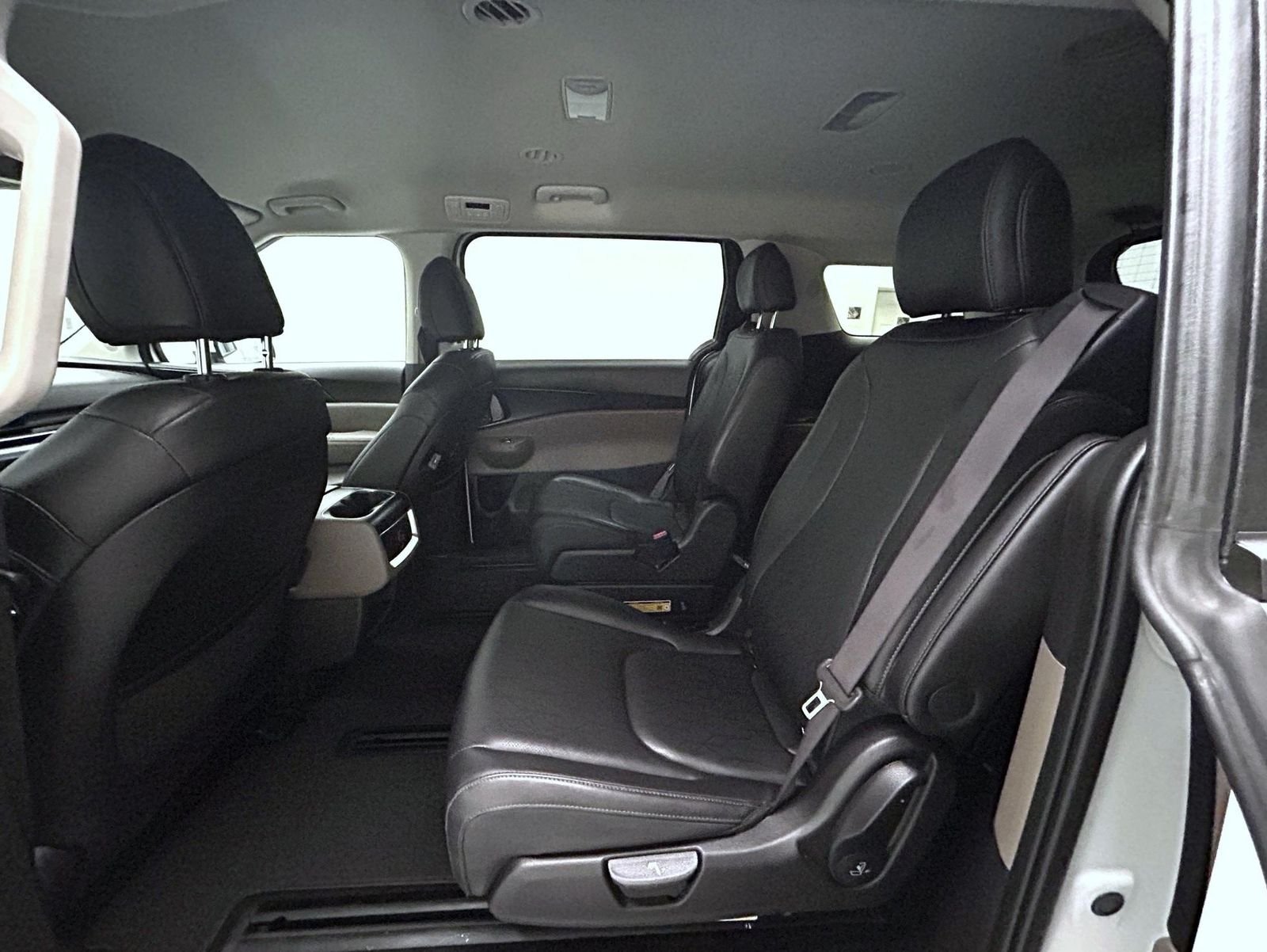 Used 2025 White Kia LXS image 17