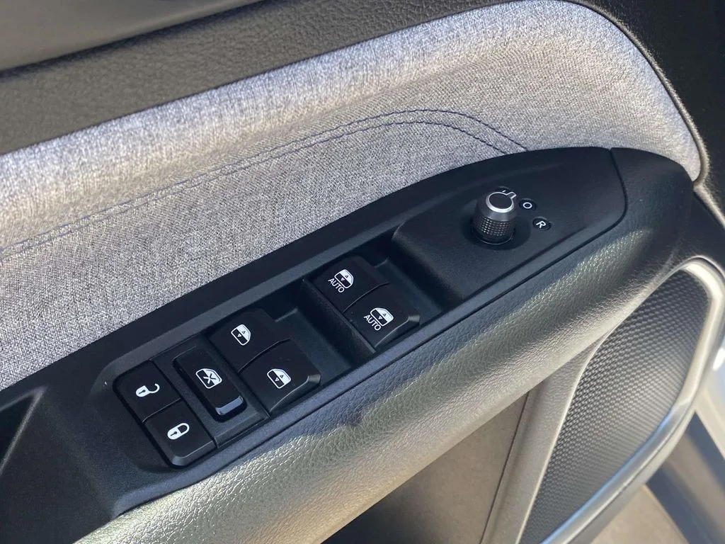Used 2024 White Jeep Latitude image 21