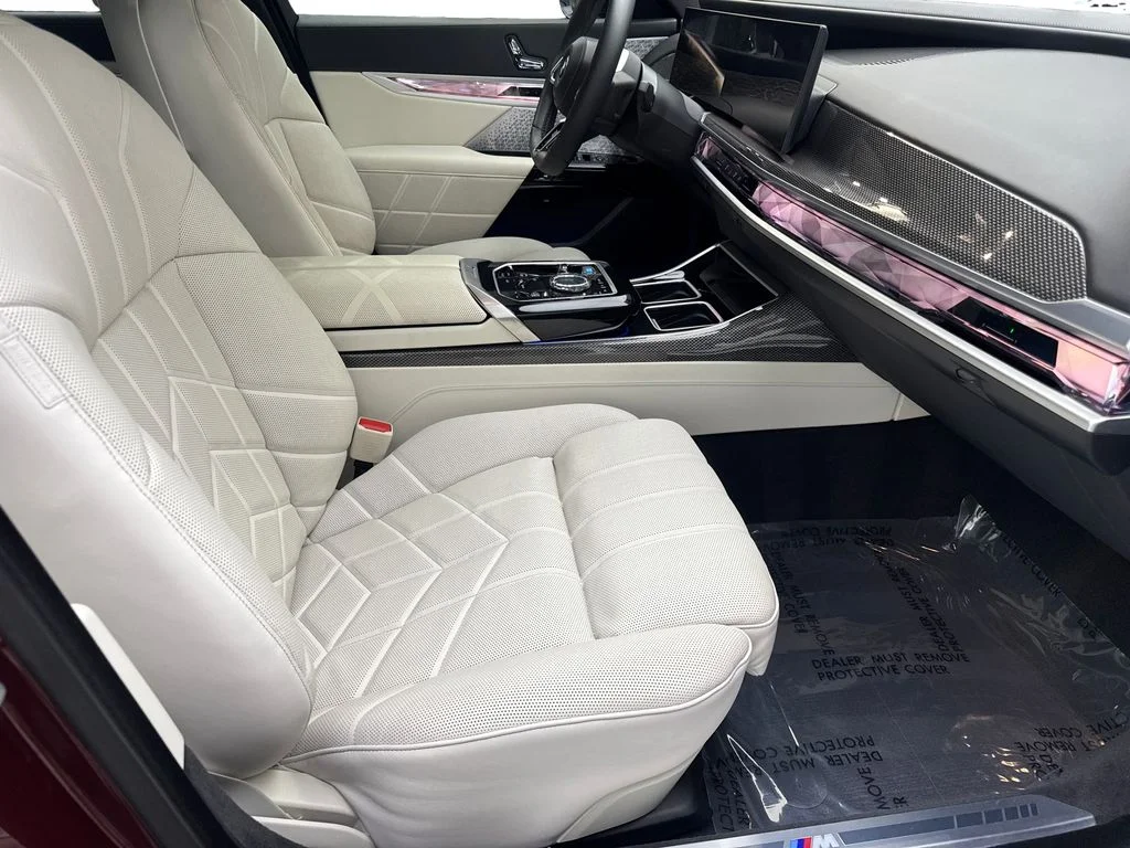 Used 2023 Red BMW xDrive60 image 44