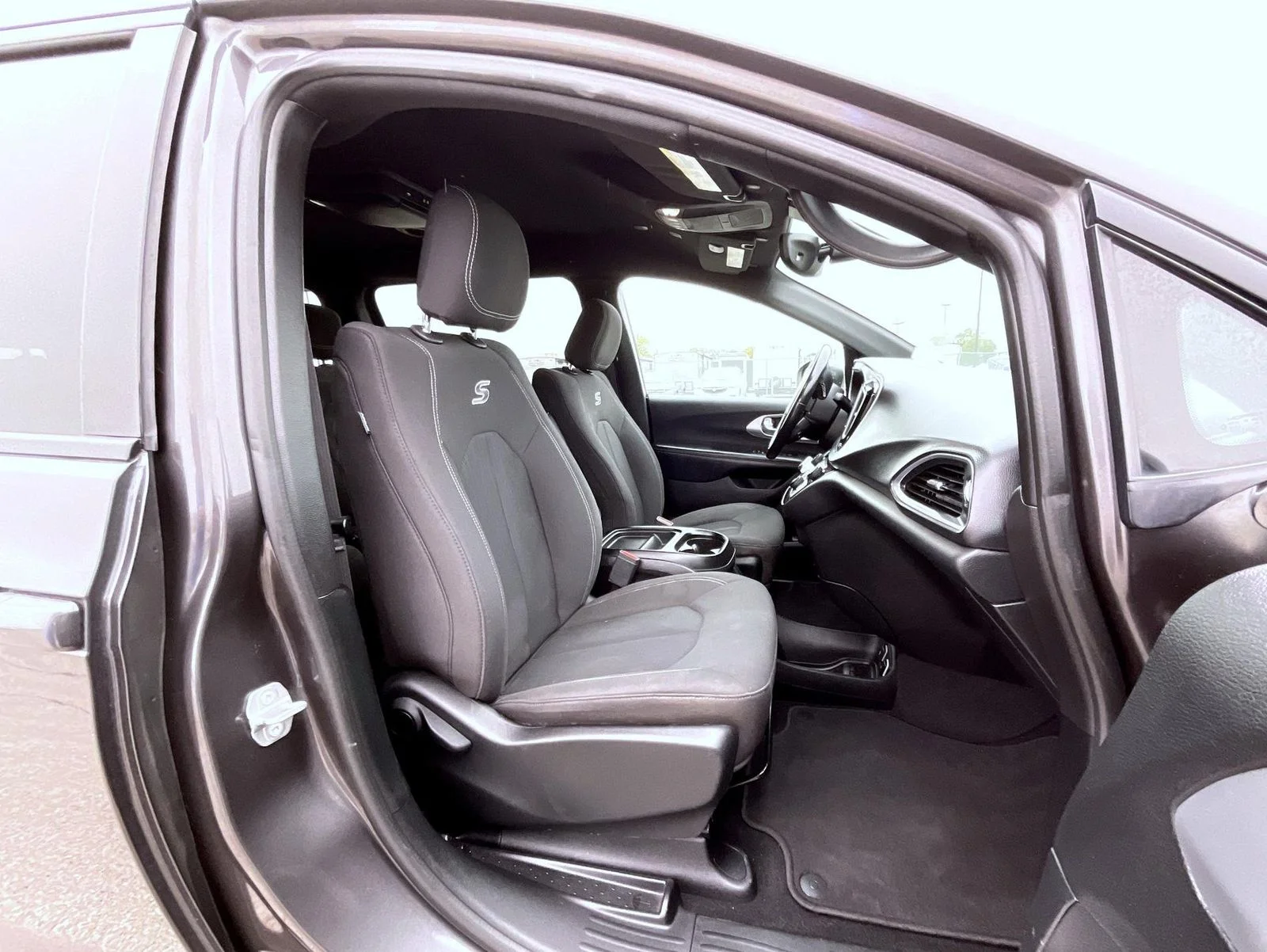 Used 2019 Gray Chrysler Touring Plus image 15