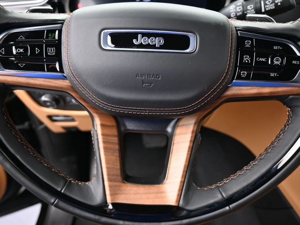 New 2025 Diamond Black Crystal Pearl-Coat Exterior Paint Jeep Summit image 26