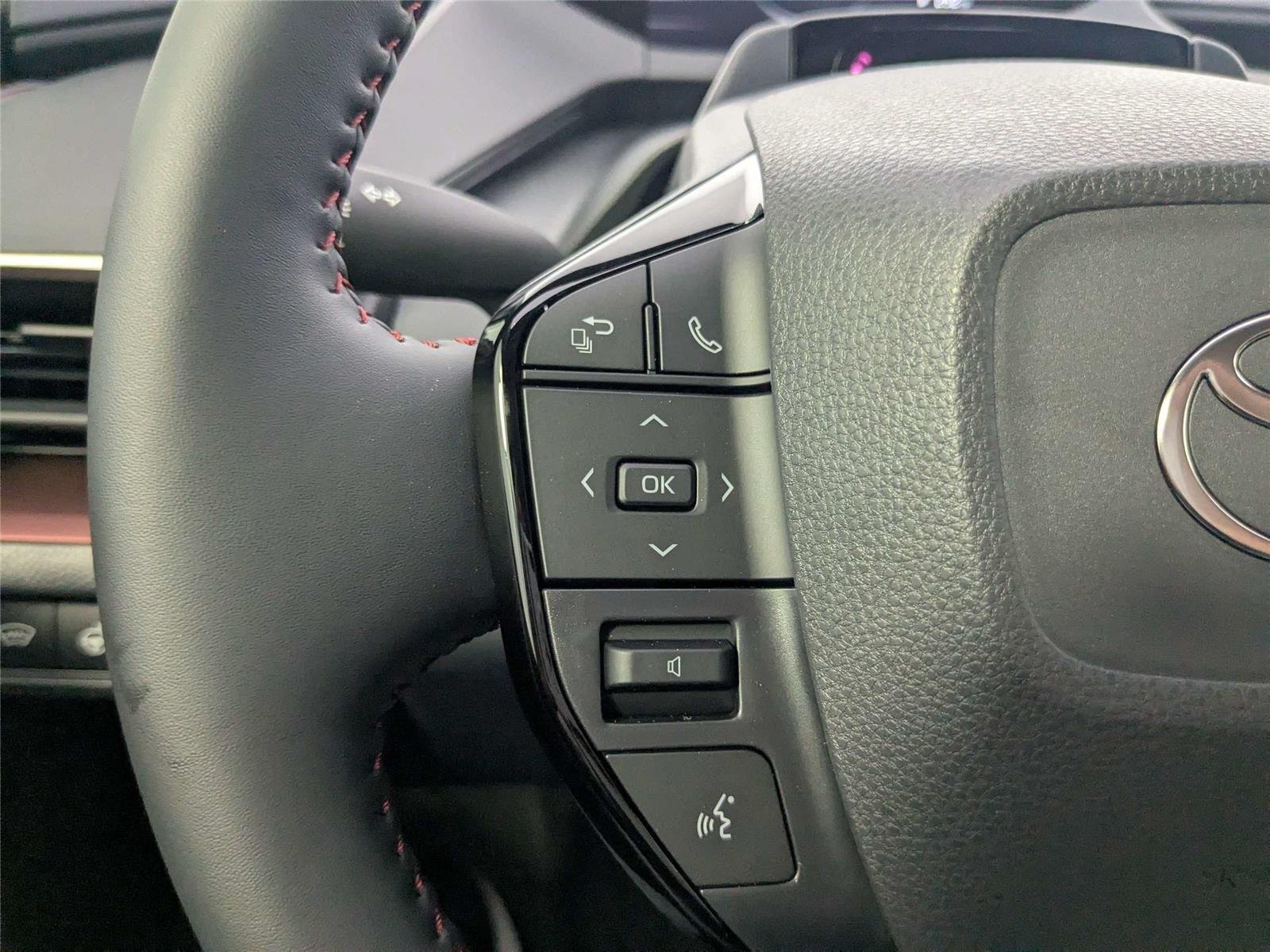 2026 Toyota Prius Plug-in Hybrid SE - Photo 14