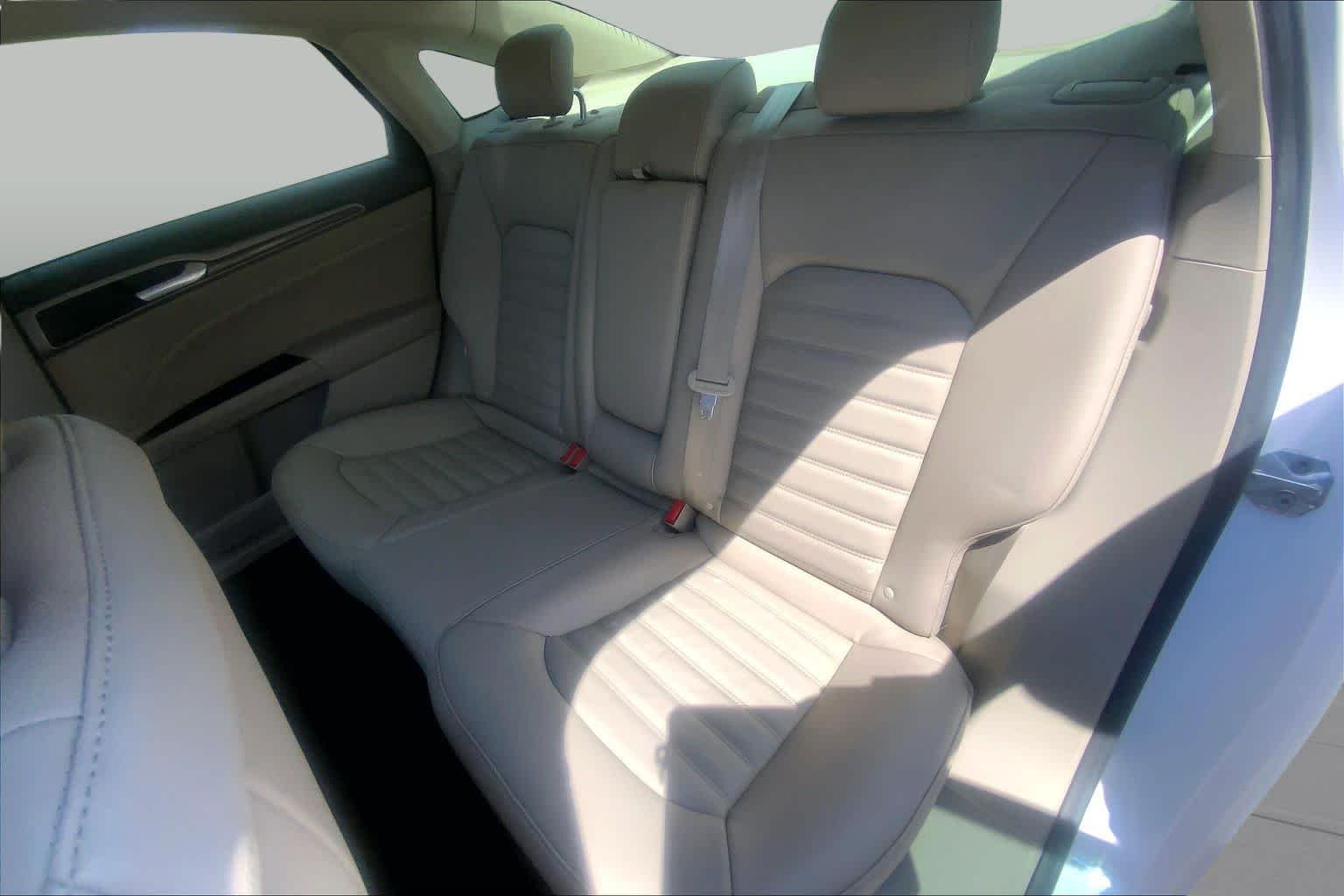Used 2017 White Platinum Metallic Tri-Coat Ford SE image 19