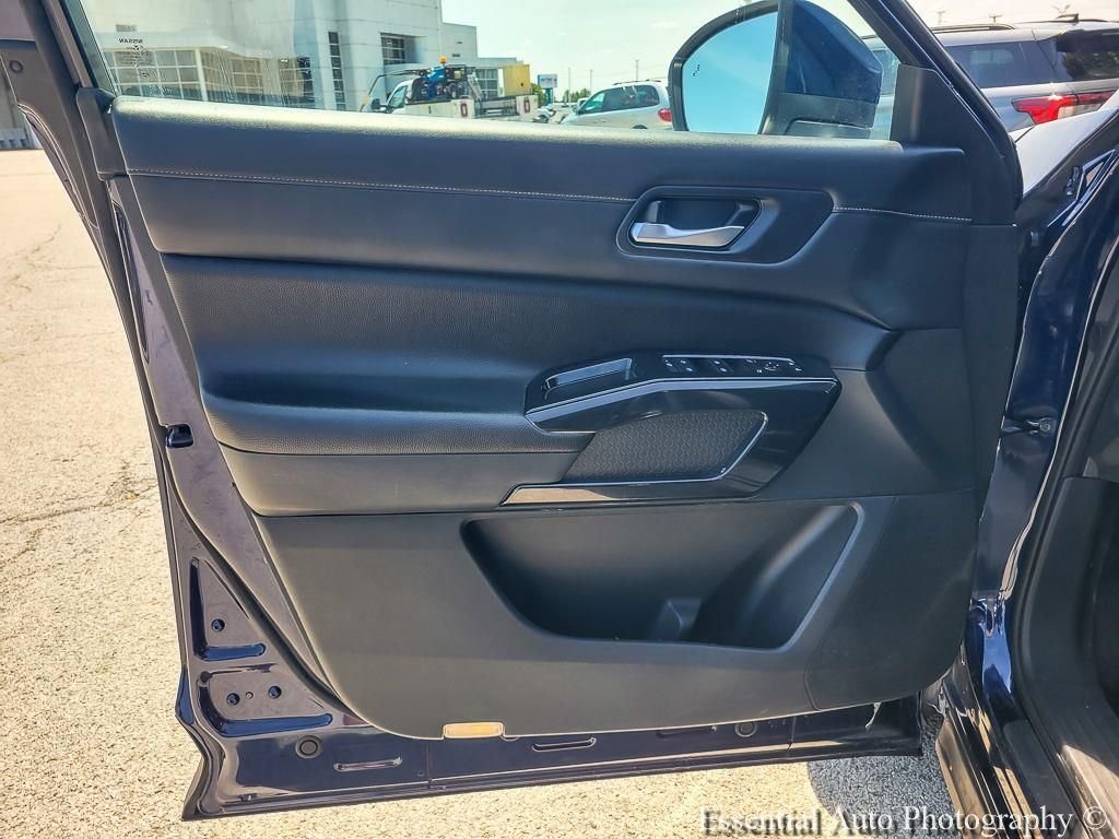 Used 2022 Deep Ocean Blue Nissan S image 17