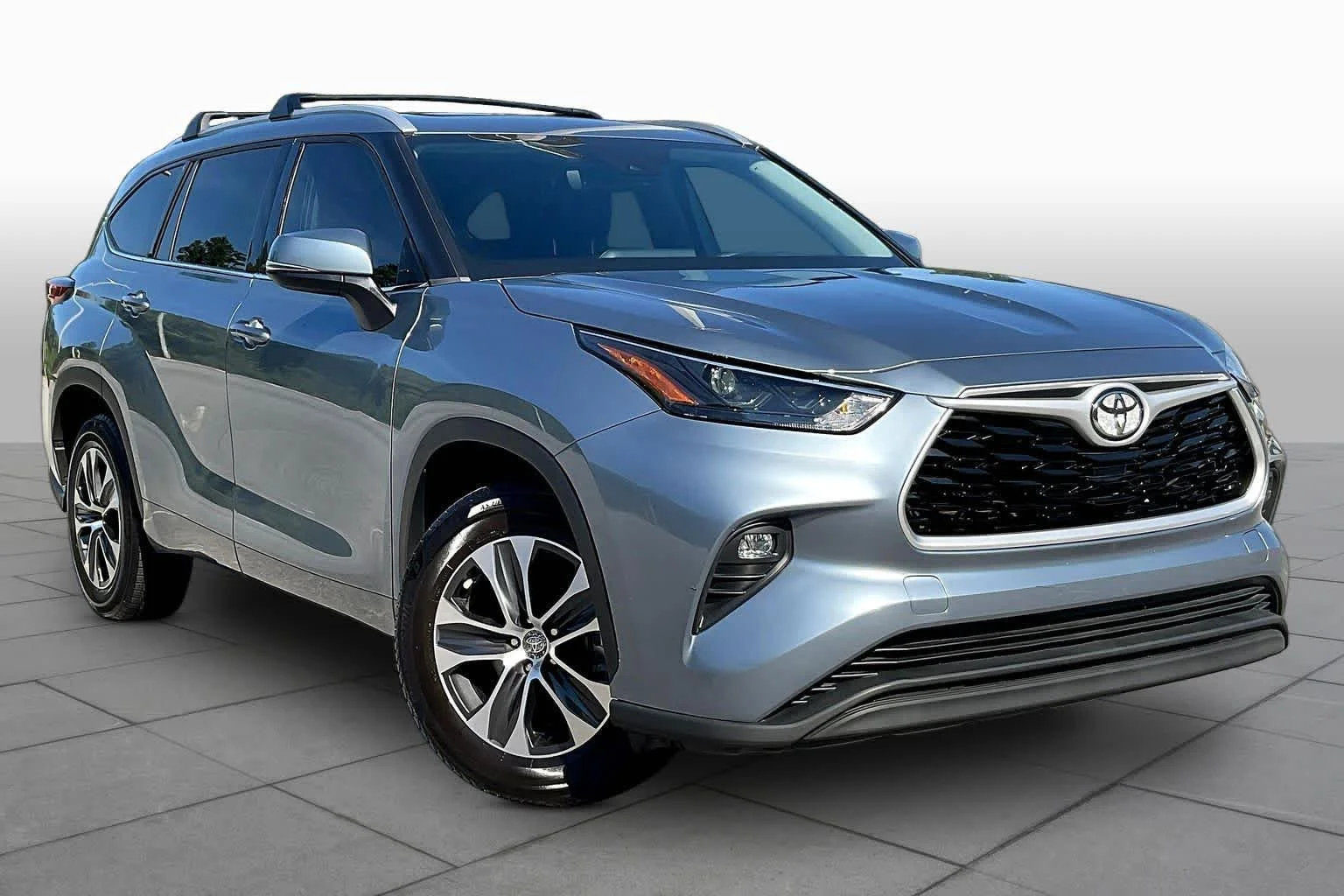 Used 2022 Moon Dust Toyota XLE image 3