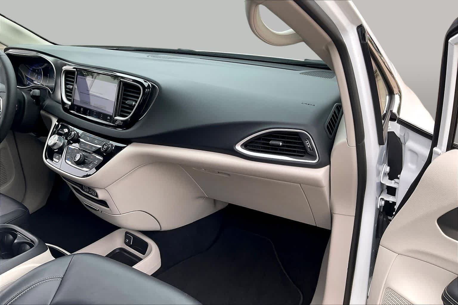 Used 2024 Bright White Clearcoat Chrysler Touring L image 18