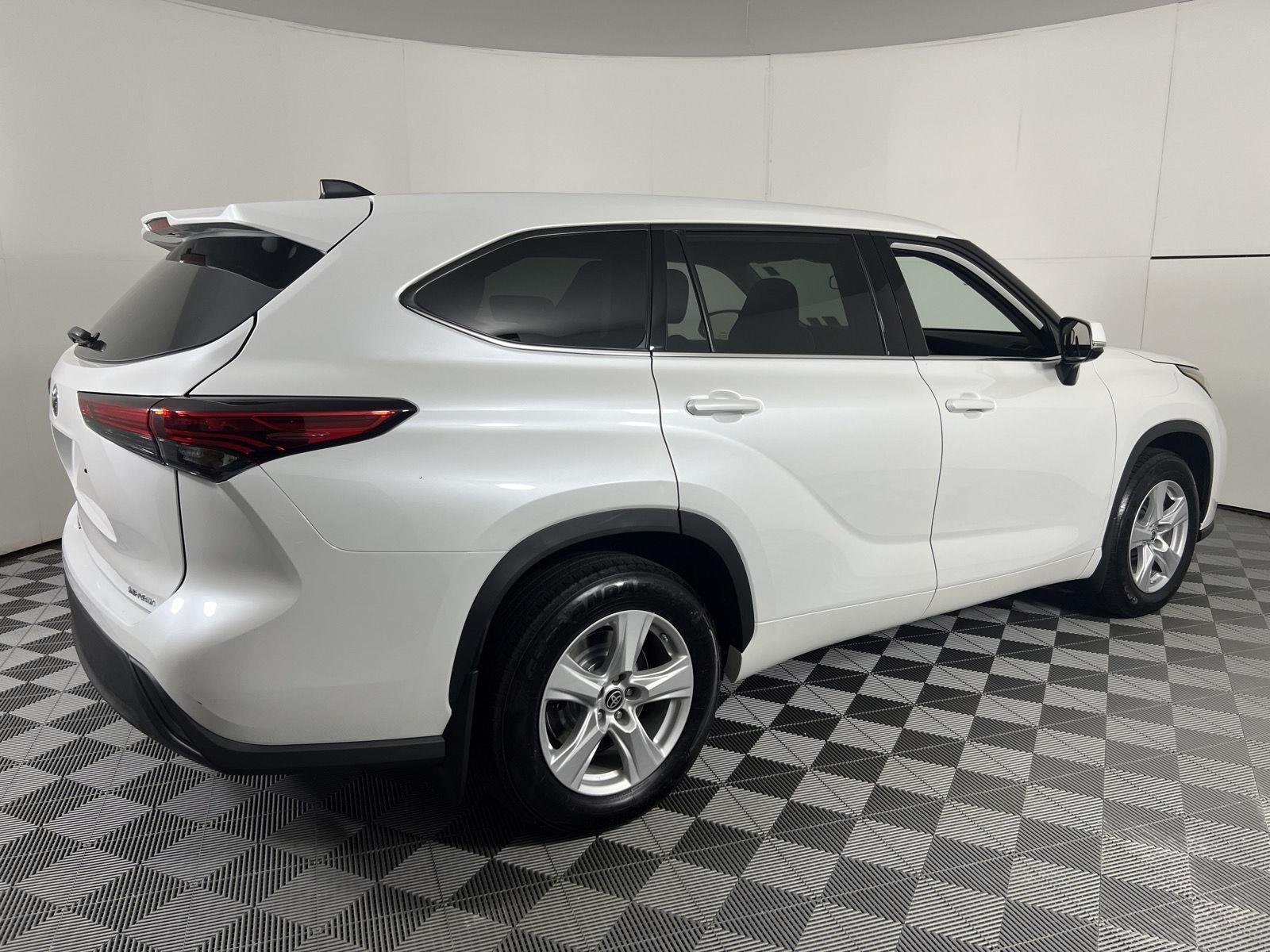 Used 2022 Wind Chill Pearl Toyota LE image 10