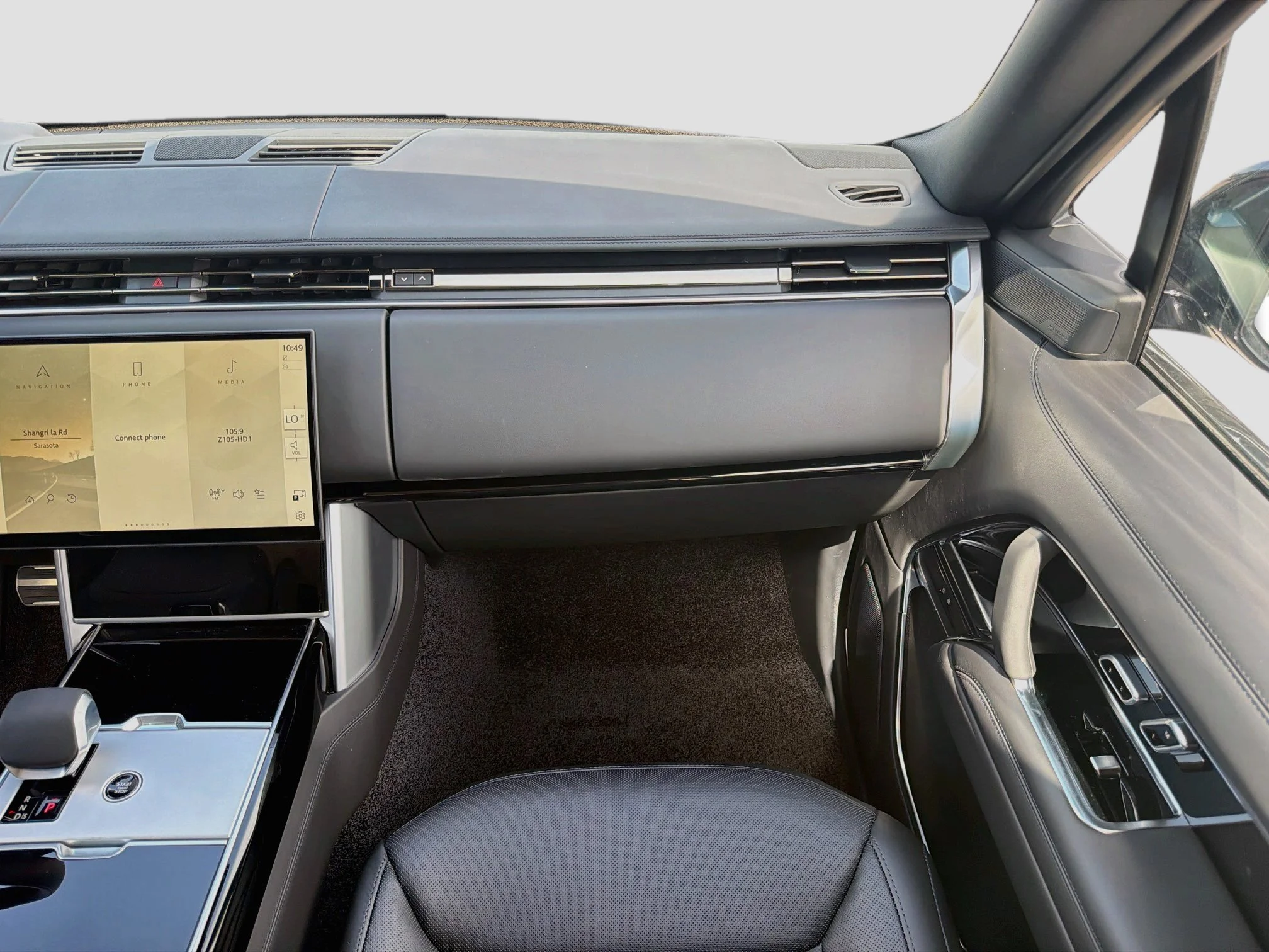 New 2026 Santorini Black Land Rover SE image 19