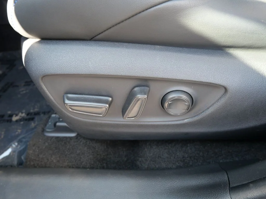 2025 Toyota RAV4 XSE - Photo 15