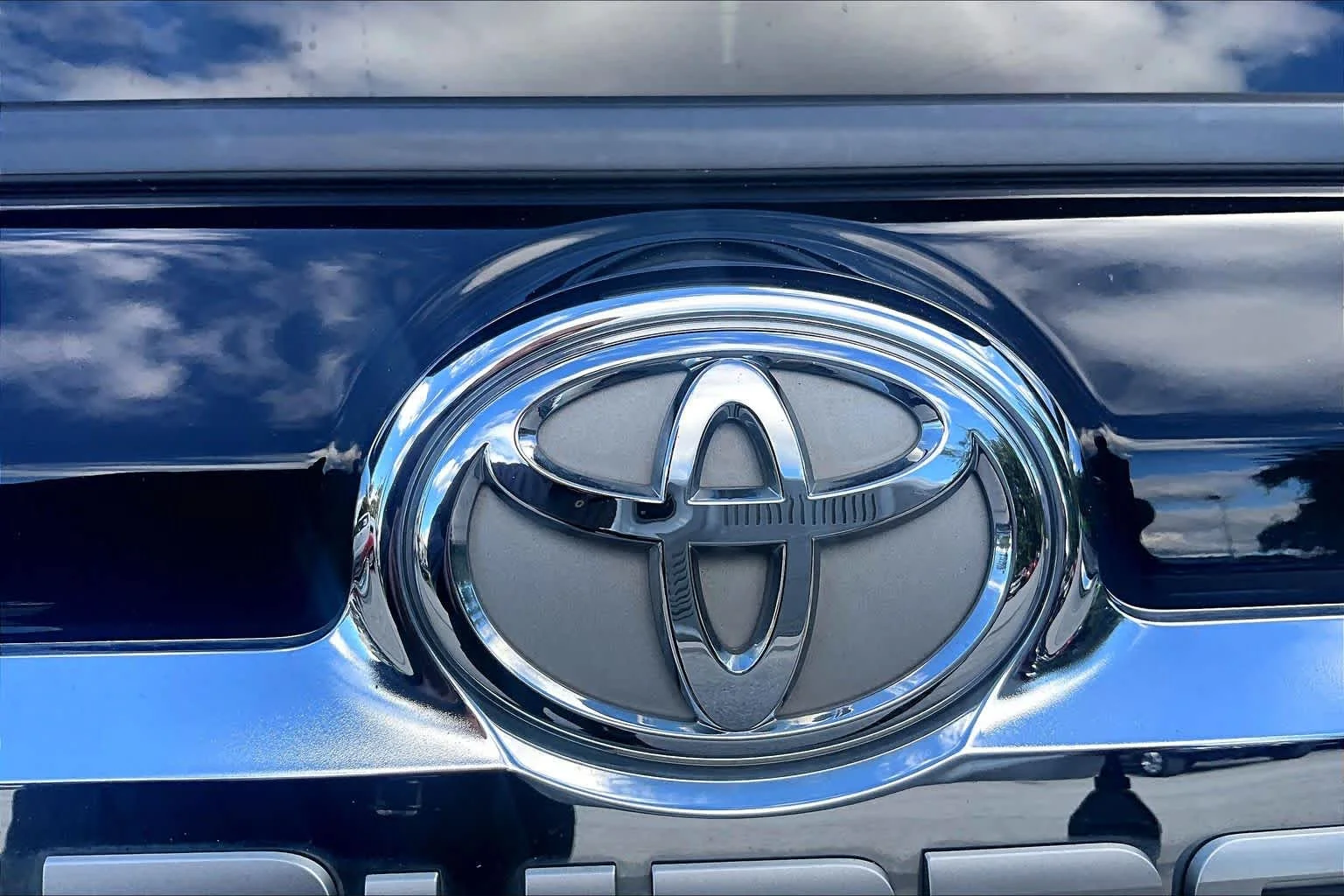Used 2019 Midnight Black Metallic Toyota Limited image 31