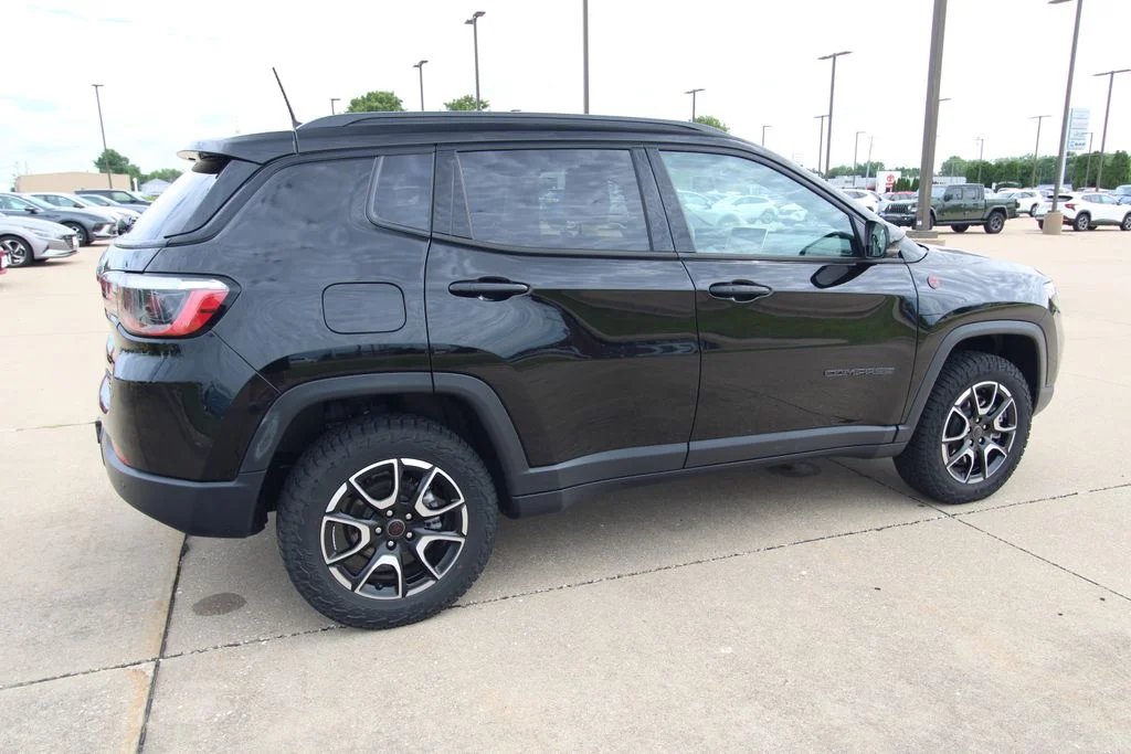 Used 2025 Black Jeep Trailhawk image 5