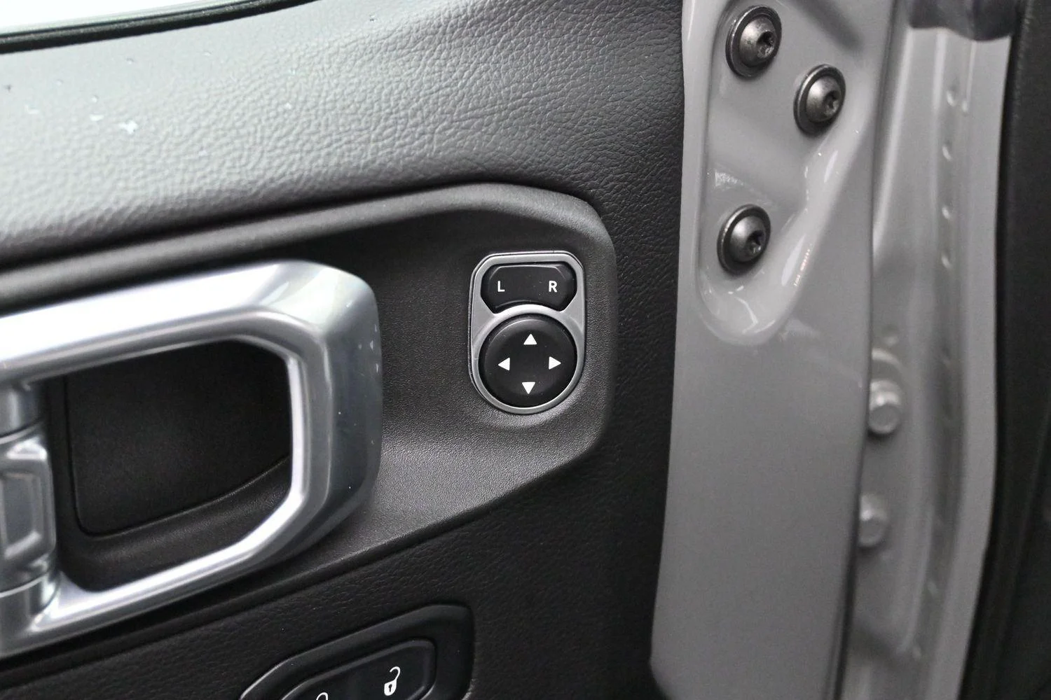 Used 2022 Sting-Gray Clearcoat Jeep Overland image 10