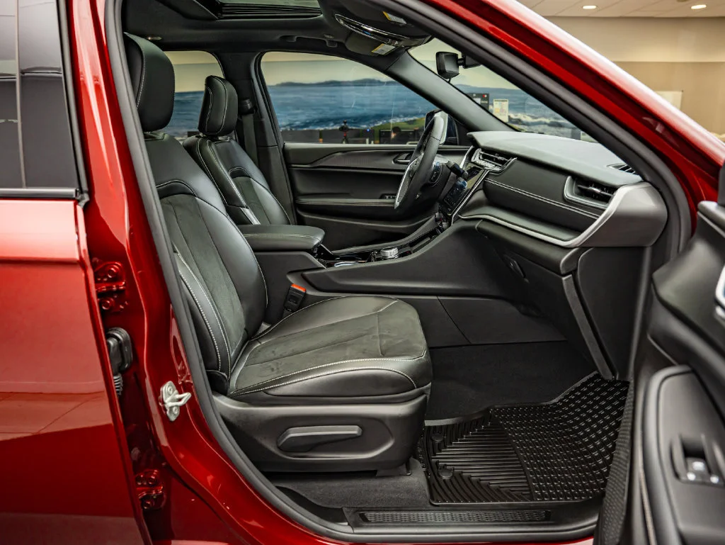 Used 2023 Velvet Red Pearlcoat Jeep Altitude image 35