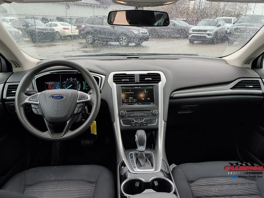 Used 2016 Silver Ford SE image 18